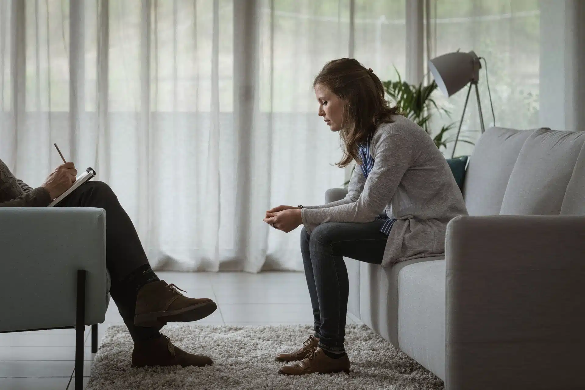 woman talking to a trauma therapist in a modern office